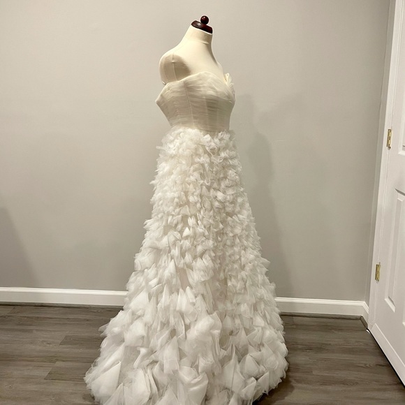 Monique lhuillier wedding dresses - Picture 2 of 4